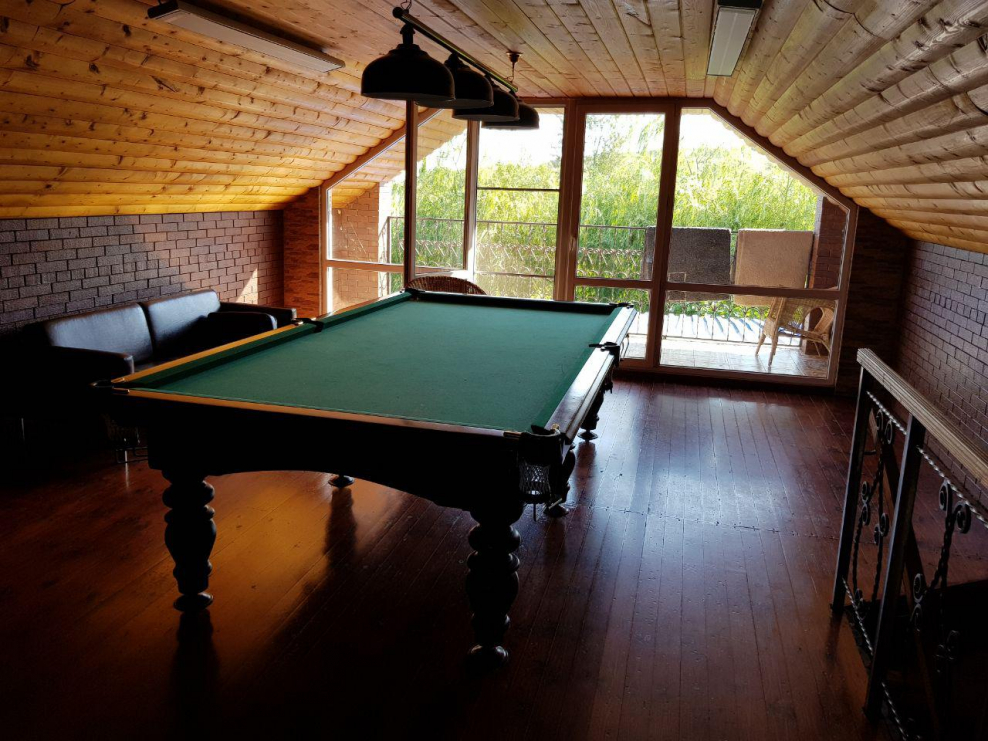 Интерьер бильярдной комнаты на мансарде