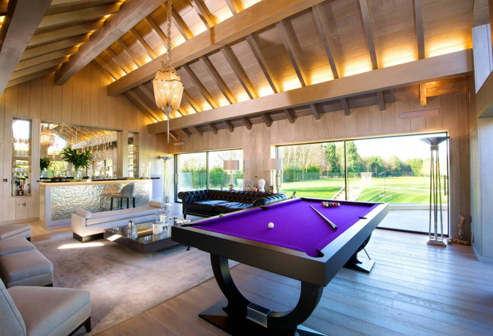 Бильярдная на мансарде в скандинавском стиле