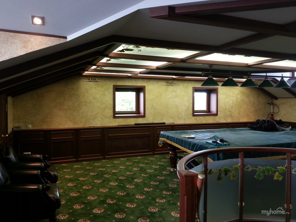 Интерьер бильярдной комнаты в частном доме на мансарде