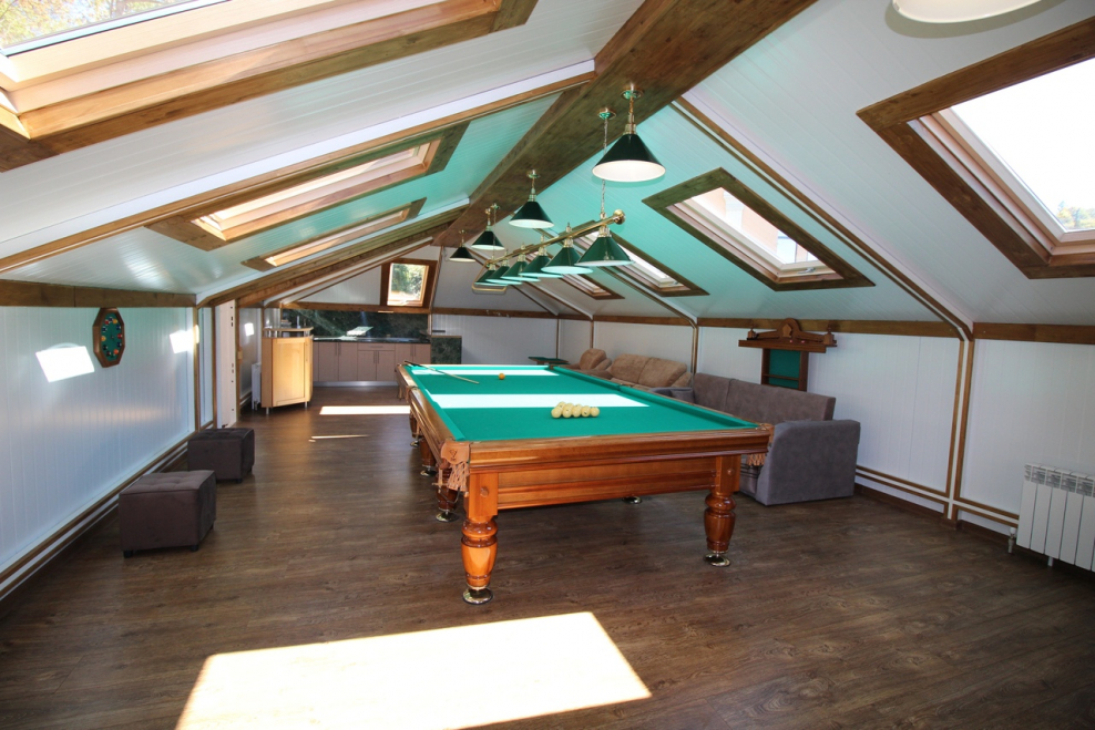 Мансарда с бильярдным столом