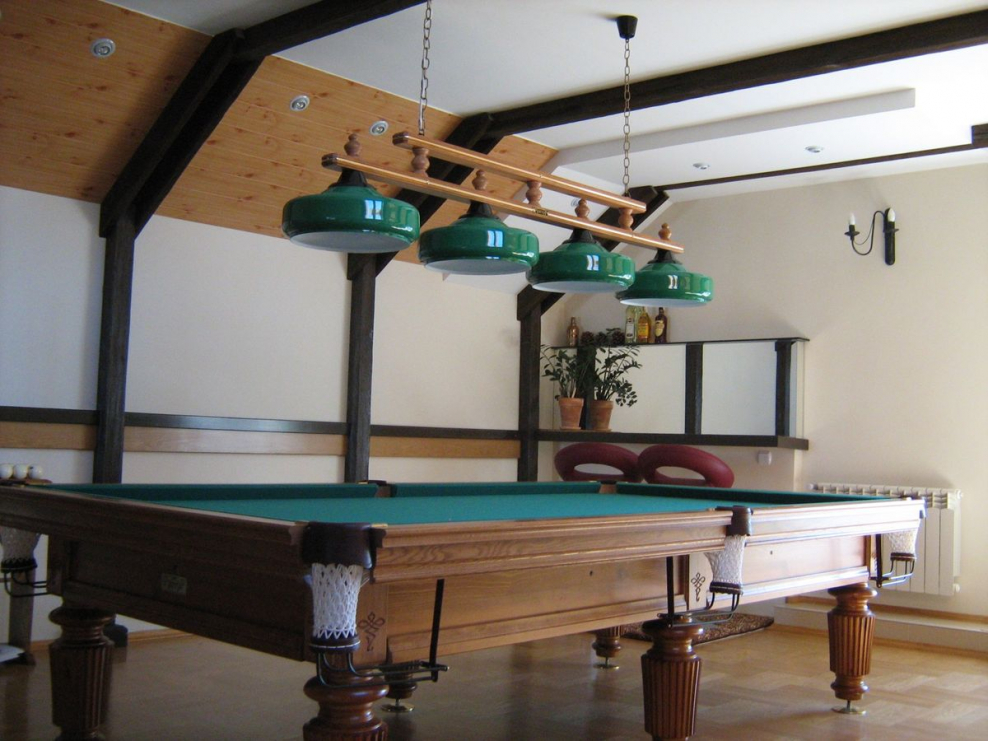 Потолок в бильярдной комнате