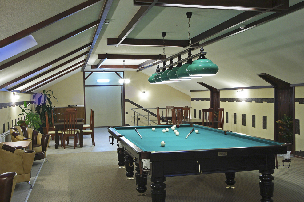 Бильярд на мансарде
