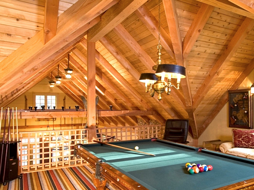 Бильярдная комната в деревянном доме