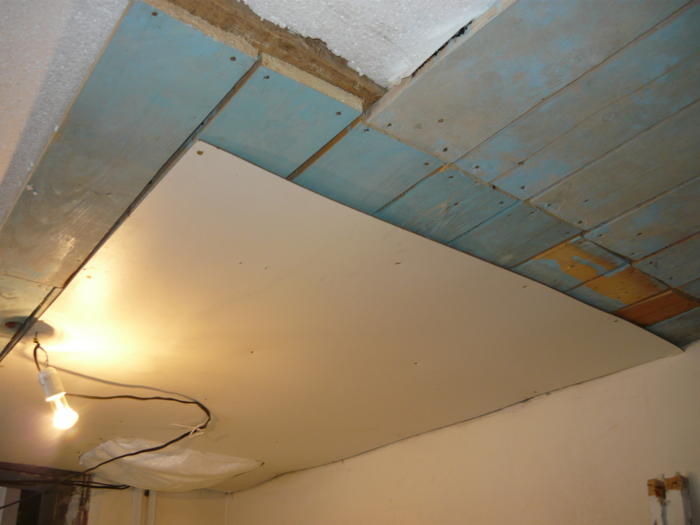 Неровный потолок