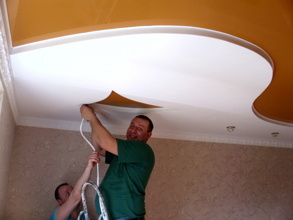Натяжка потолка