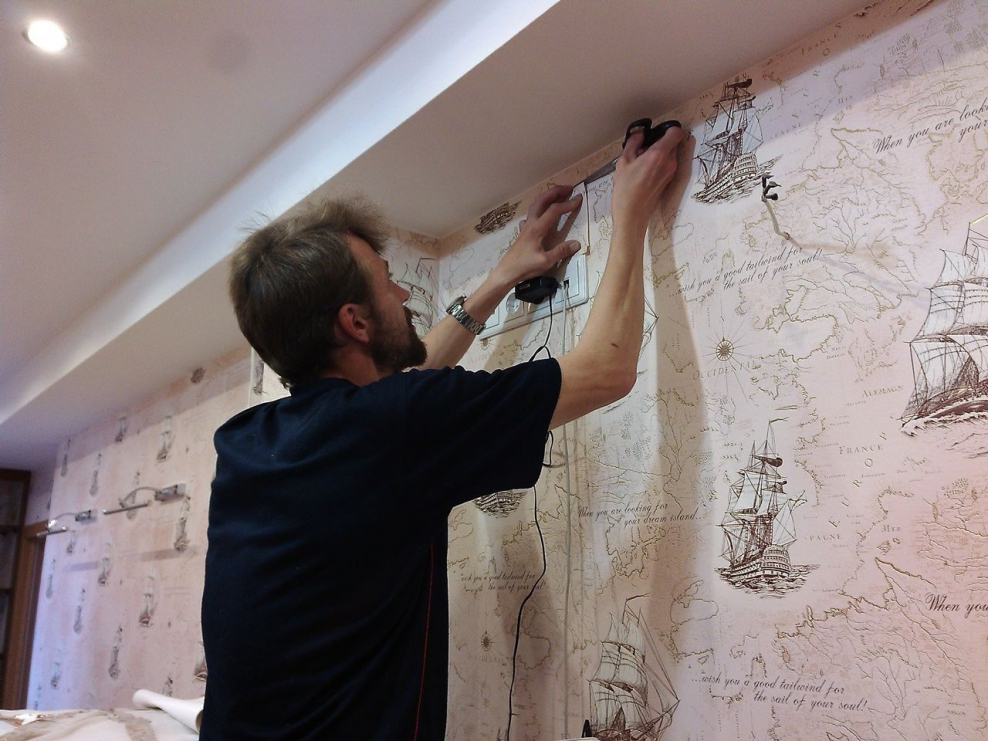 Наклеивание обоев на стены