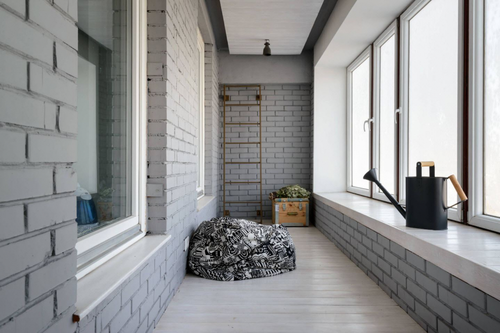 Балкон с кирпичной стеной