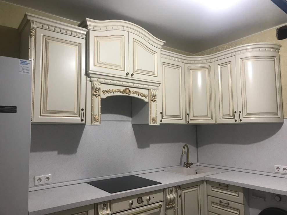 Кухня белая классика с золотой патиной фабрика Бор