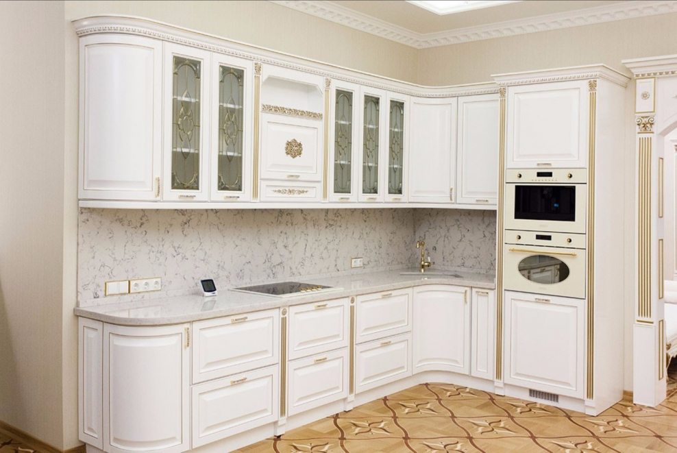 Белая классическая кухня