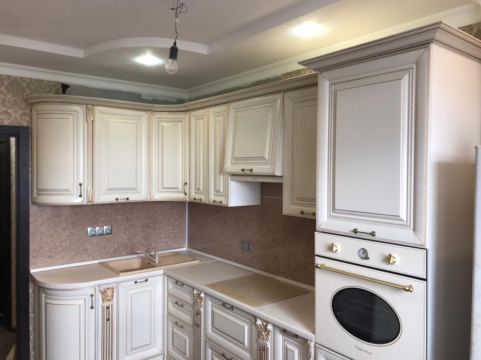 Кухня белая классика с золотой патиной фабрика Бор