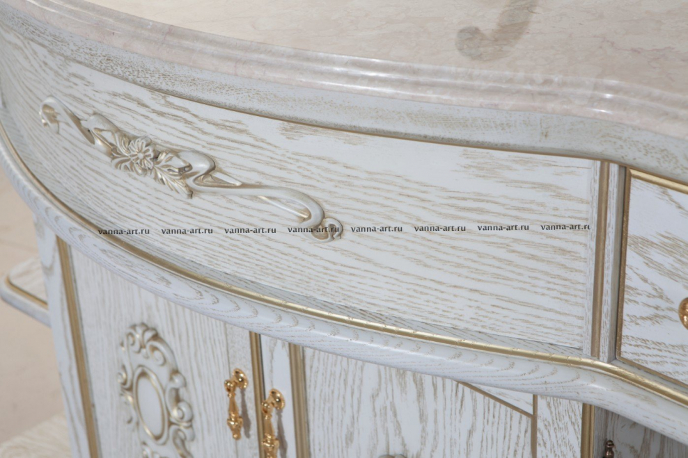 Кухня классика светлая с золотой патиной