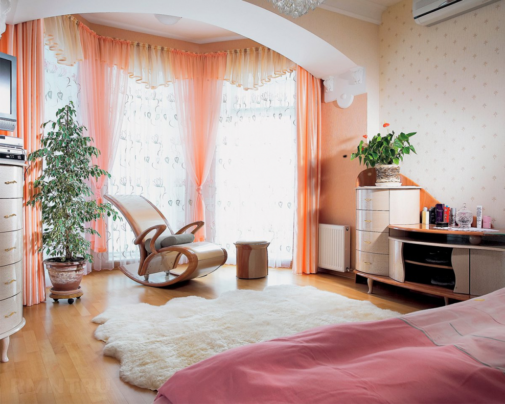 Дизайн спальни с эркерным балконом