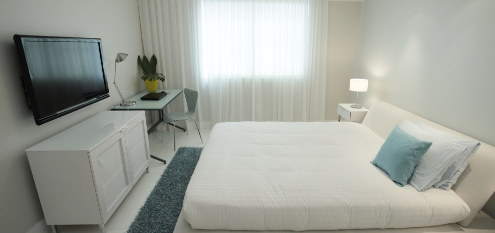 Спальня с большой кроватью и телевизором