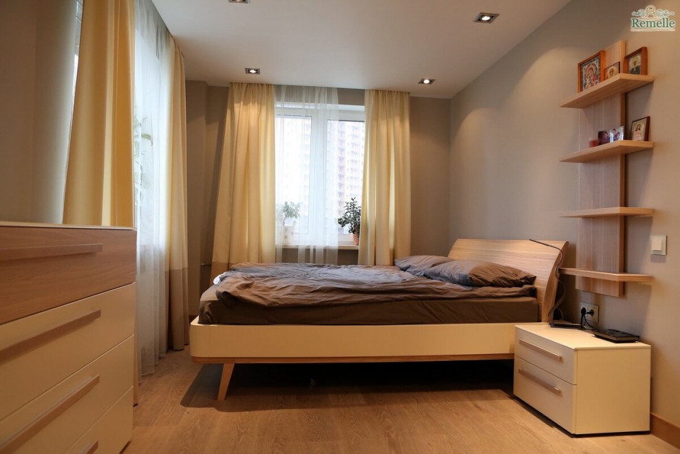 Вид комнаты из кровати обычная квартира