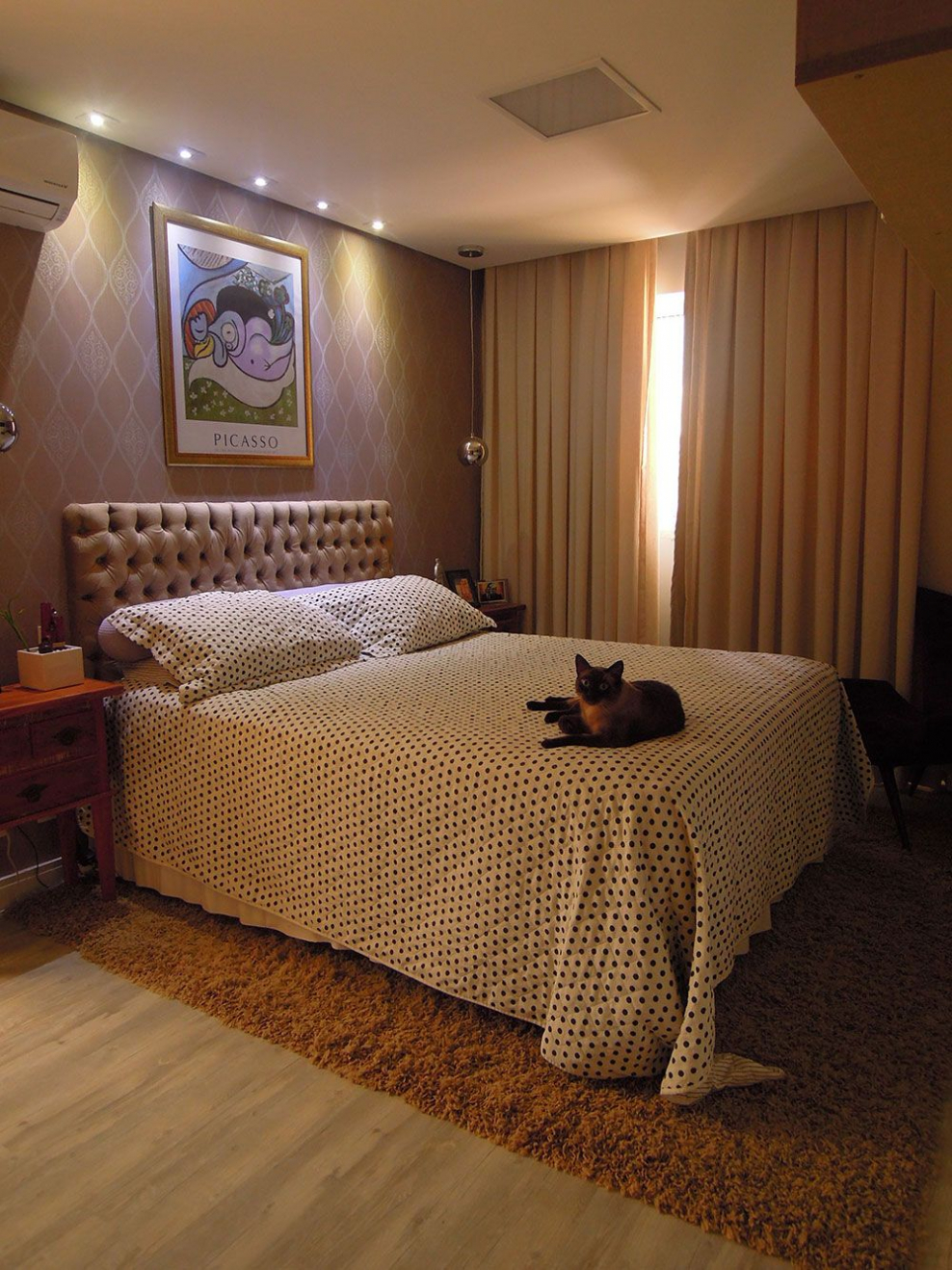 Дизайнерская комната с двуспальной кроватью