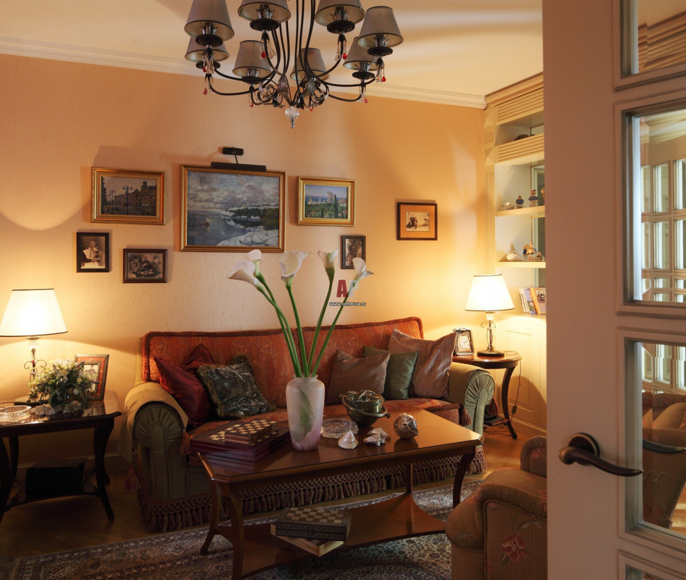 Терракотовые стены в гостиной
