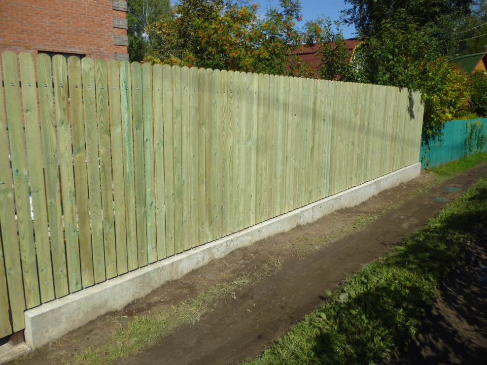 Забор штакетник деревянный