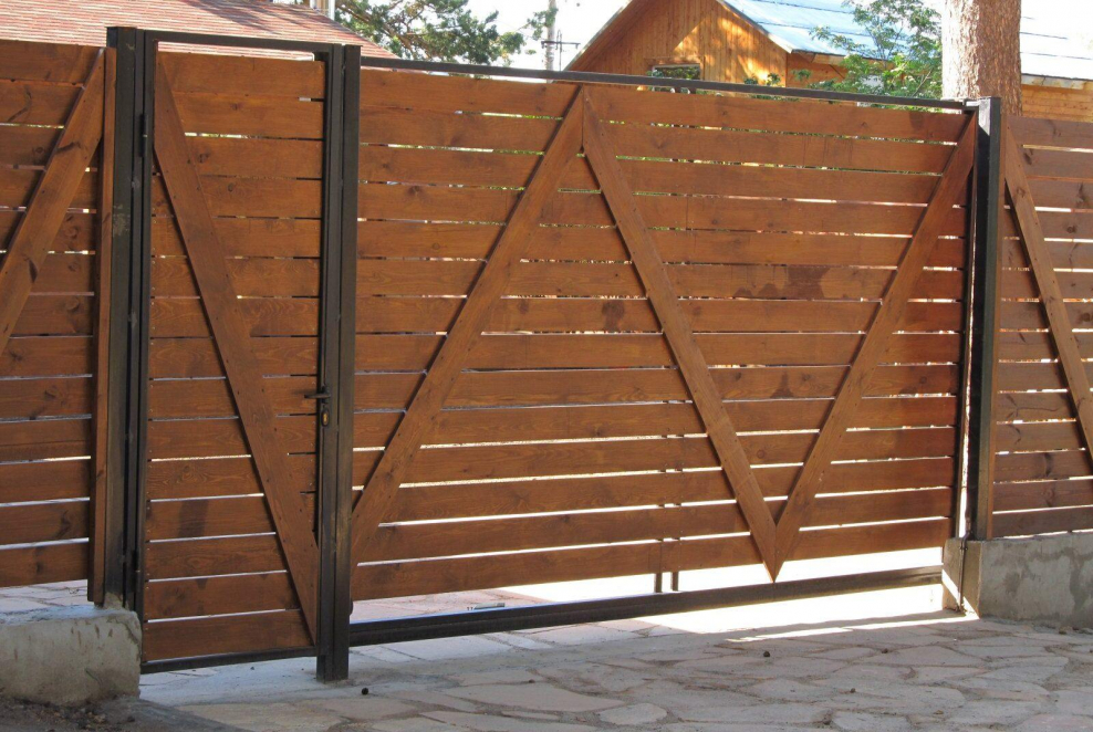 Ограждения для огорода из дерева