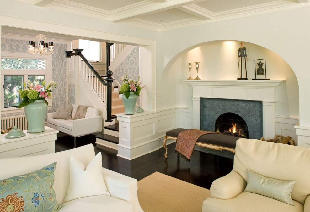 Гостиная в светлых тонах с камином