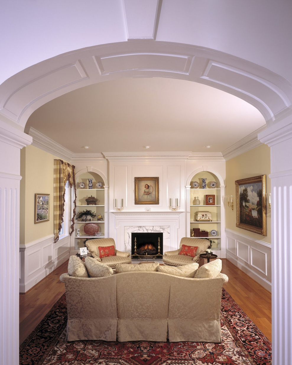 Интерьер гостиной с аркой