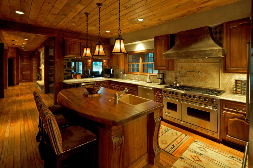 Интерьер кухни в стиле Шале в загородном доме