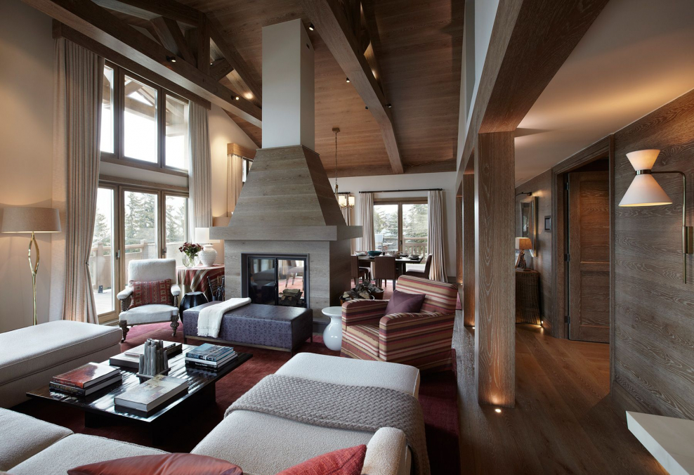 Двухсветная гостиная с камином