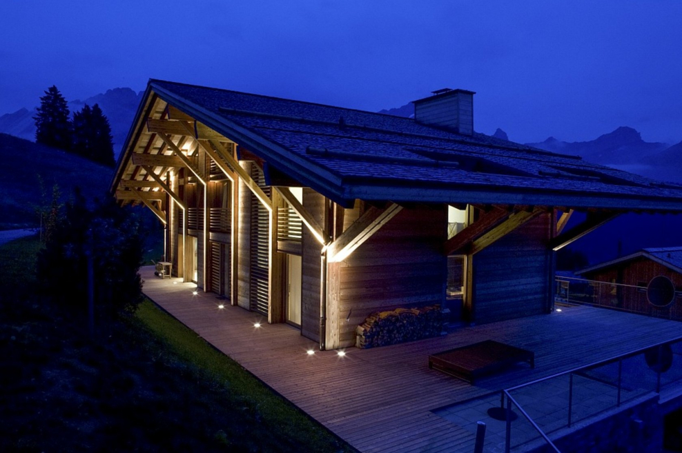 Архитектурная подсветка деревянного дома