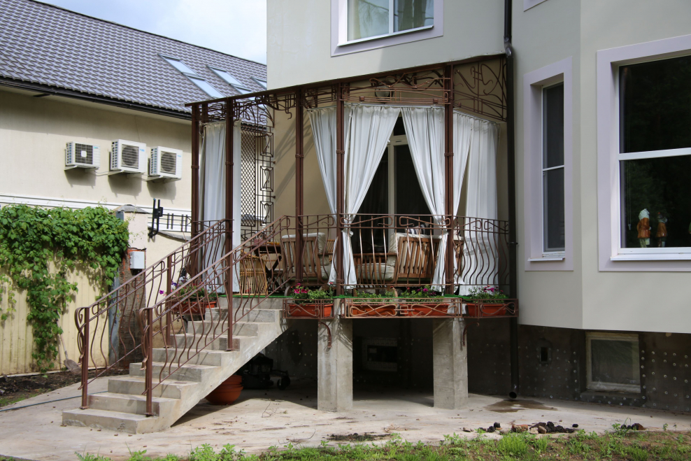 Козырек над террасой