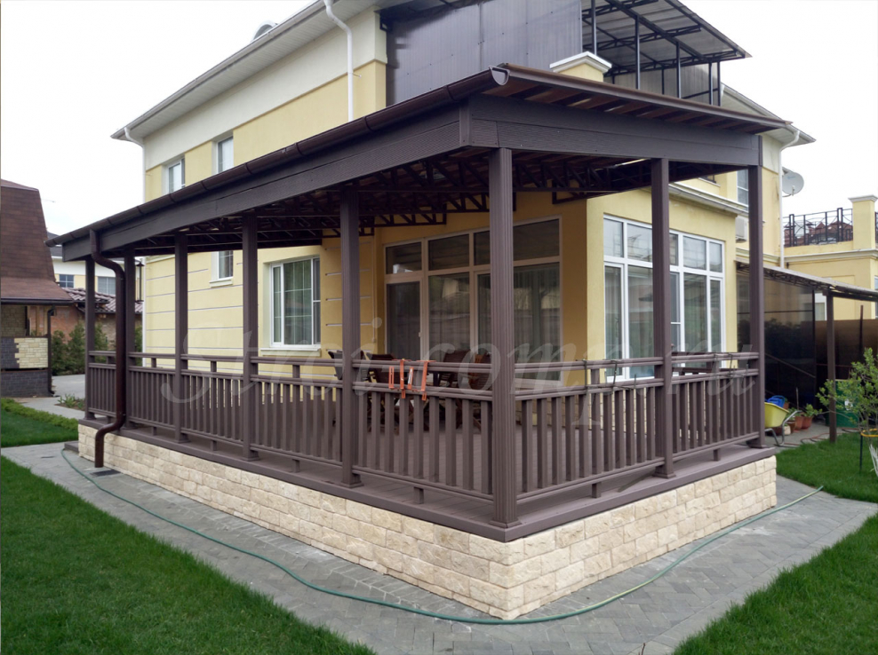 Терраса к дому с коваными перилами