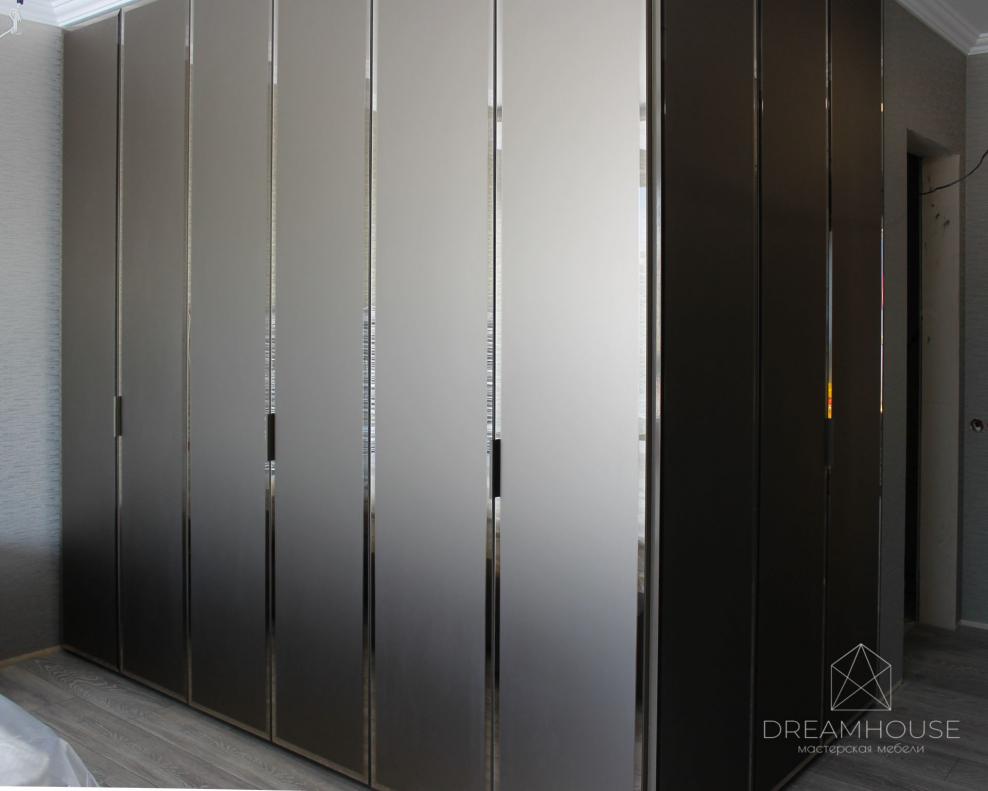 Шкаф с зеркалом перекрестиями