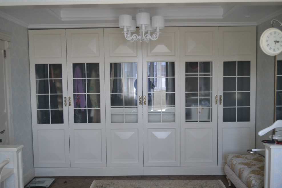 Распашные встроенные шкафы с матовым стеклом