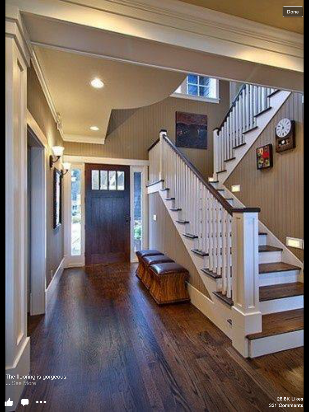 Двухэтажный дом с лестницей внутри