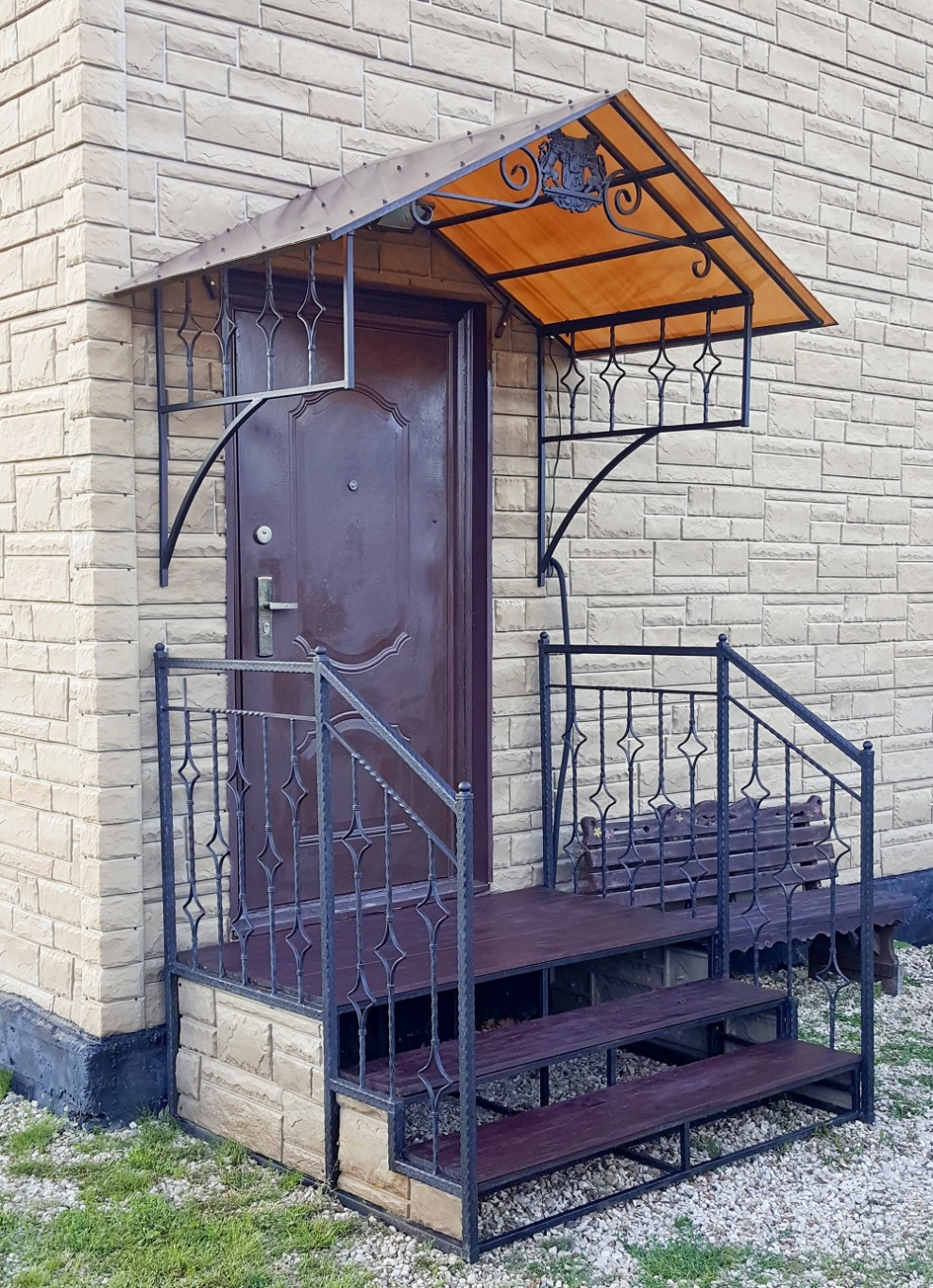 Металлическое крыльцо с козырьком