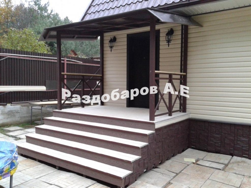 Крыльцо из террасной доски с навесом