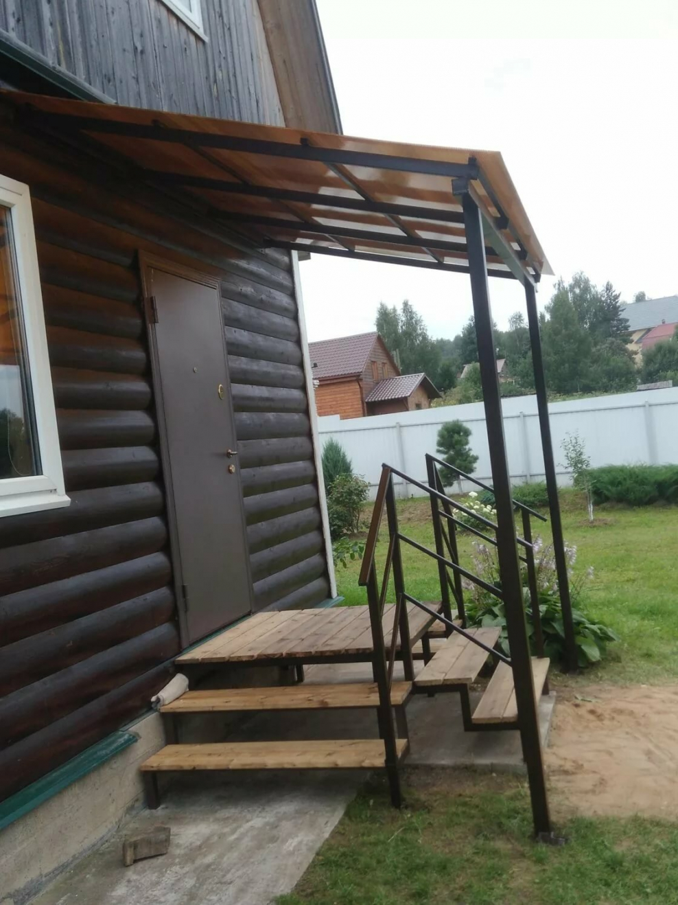 Крыльцо с навесом для дачи