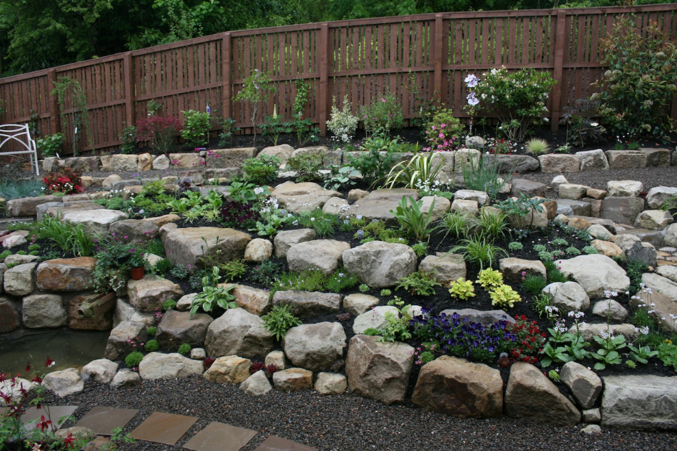 Альпийская горка у забора