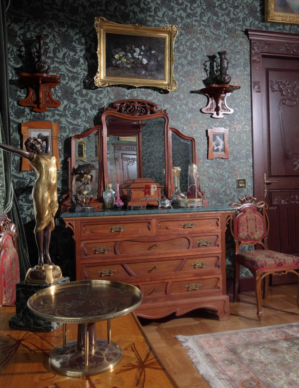 Интерьер комнаты в старинном стиле