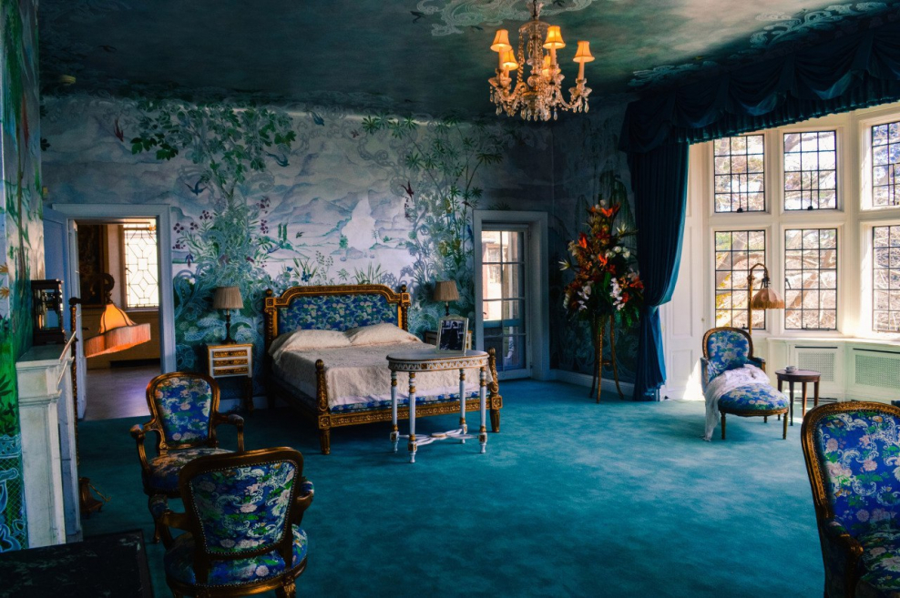 Комната в антикварном стиле