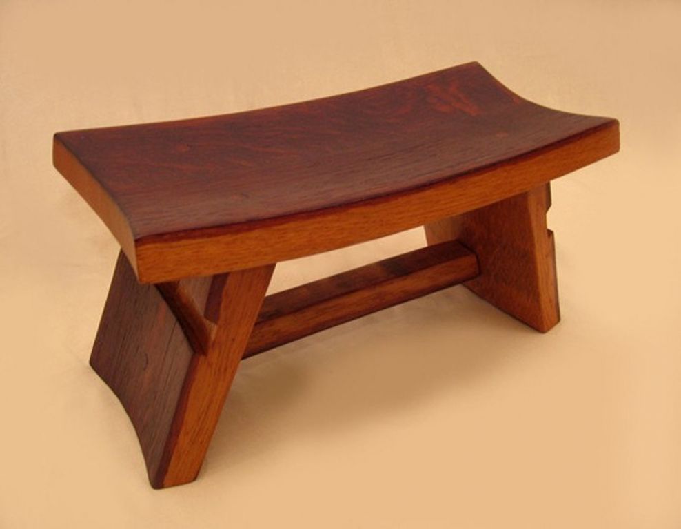 Скамейка для ног из дерева