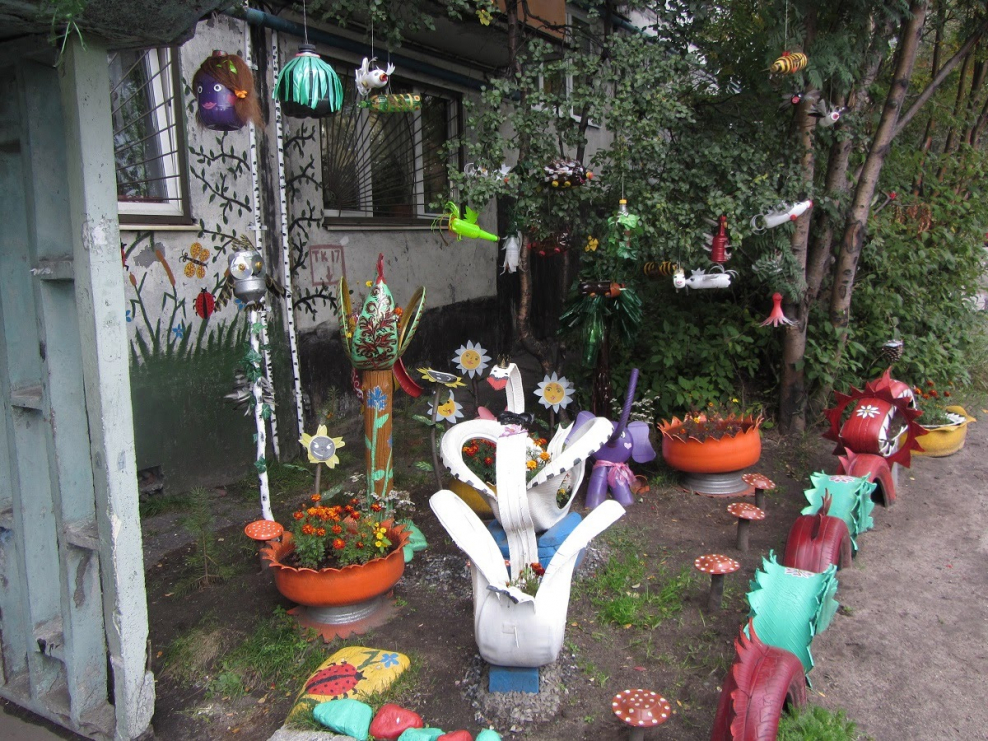 Красиво украшенный двор летом