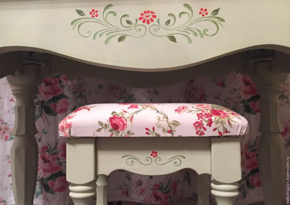 Обеденный стол в стиле Прованс