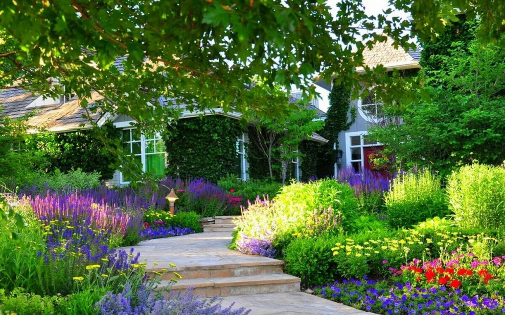 Цветник в саду