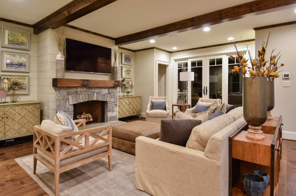 Небольшая гостиная с камином в загородном доме