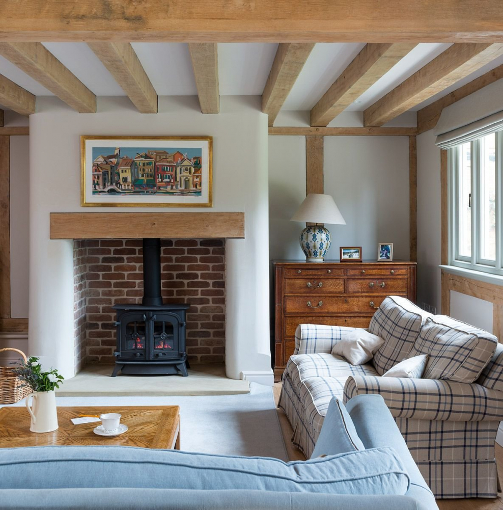 Интерьер деревянного дома с камином