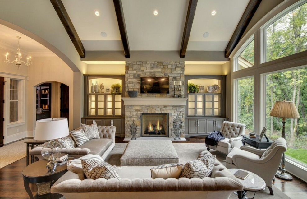 Отделка гостиной в частном доме с камином