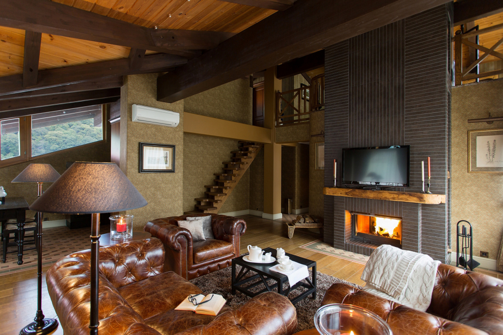 Гостиная с камином в загородном доме