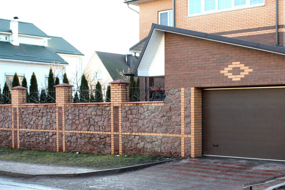 Фасадный забор с воротами