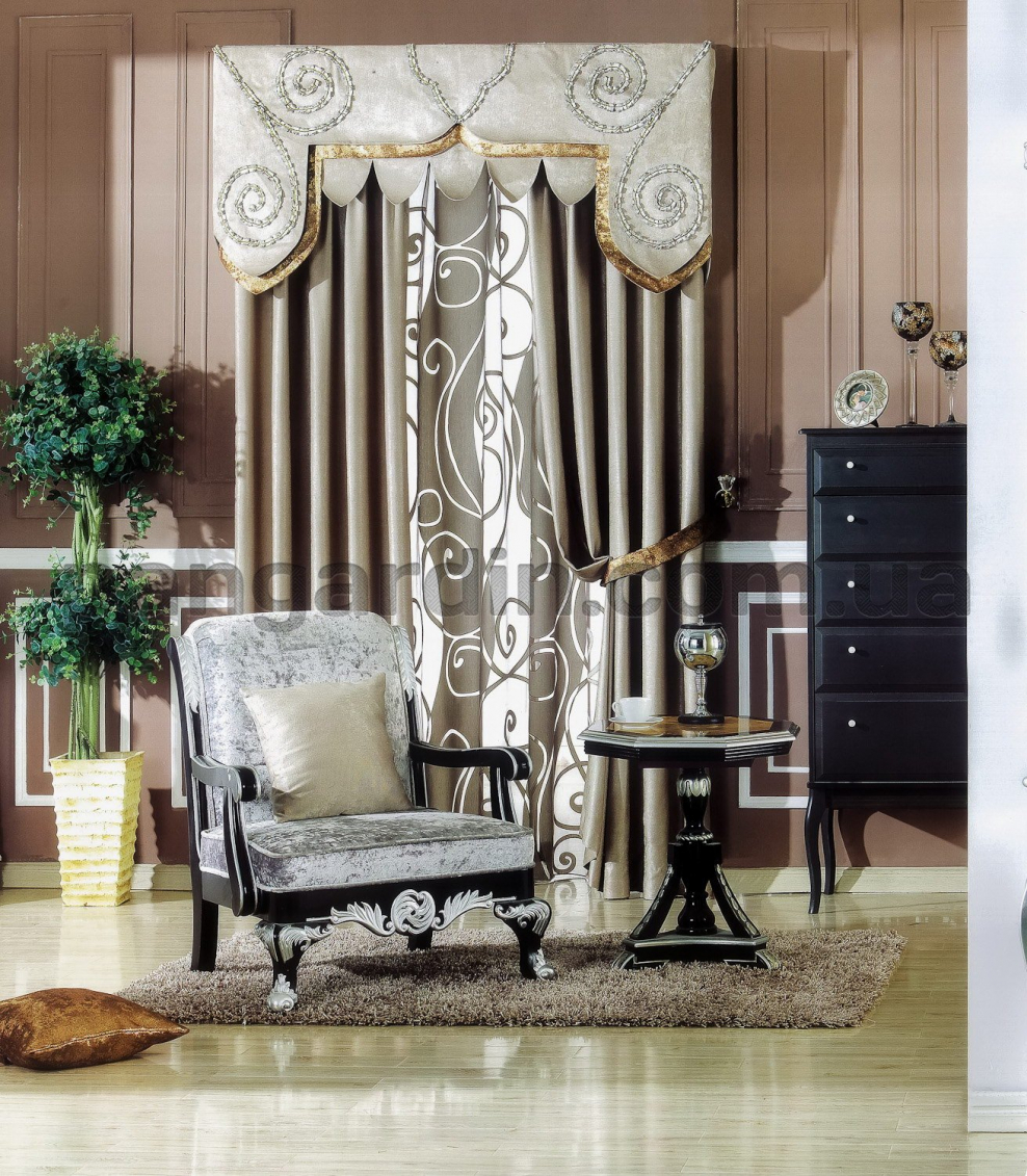 Гостиная в светлых тонах с эркером