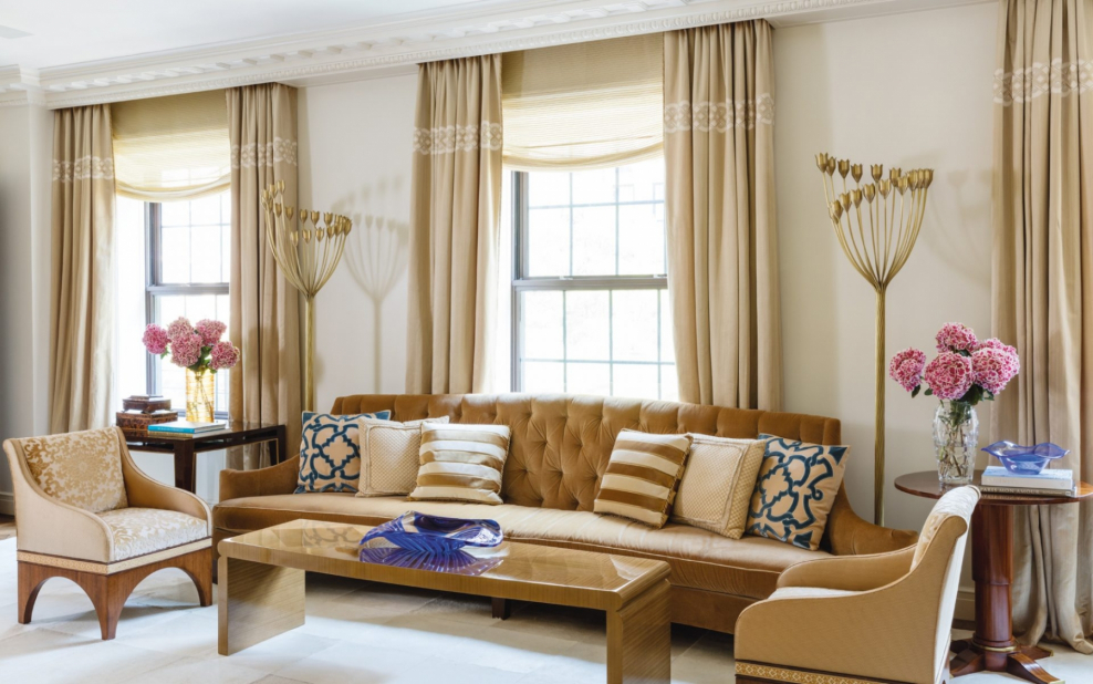 Декор окна в гостиной в современном стиле