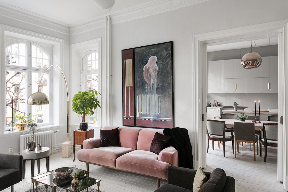 Серо розовая гостиная в скандинавском стиле